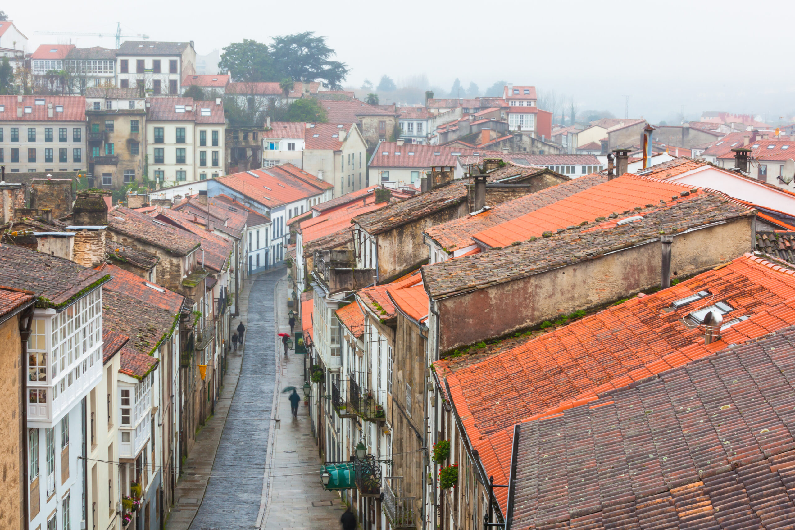 Vista aérea urbana: Tejados de edificios antiguos en una ciudad de Galicia.